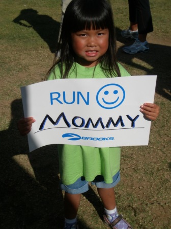 Kasen with her Run Mommy sign